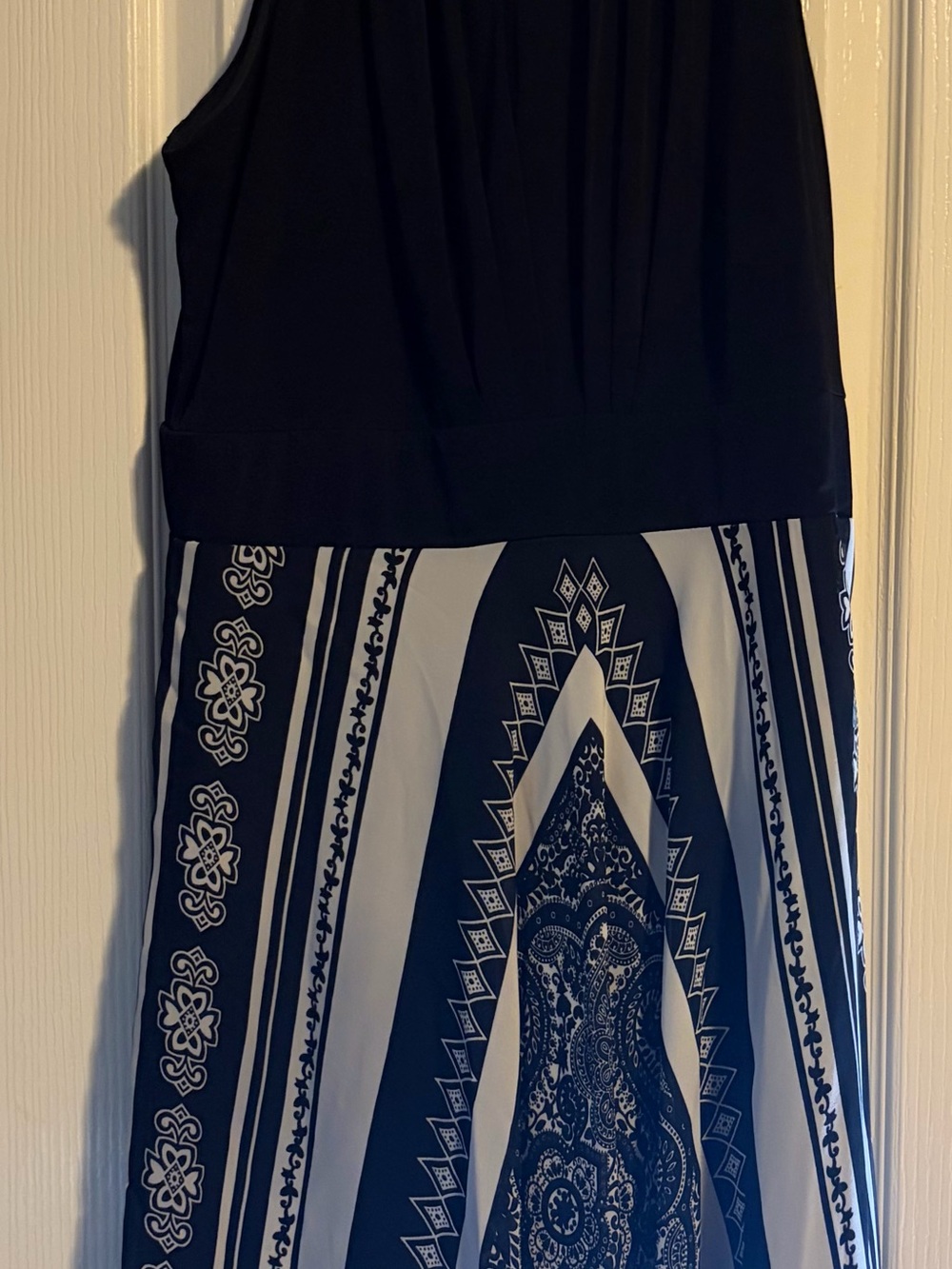 Sandra Darren Black and White Sleeveless Maxi Dress with Geometric Print